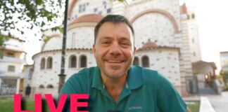Ο Ευτύχης στην αρχή του live έξω από την εκκλησία του Ευόσμου, Ιερός ναός Ευαγγελισμού