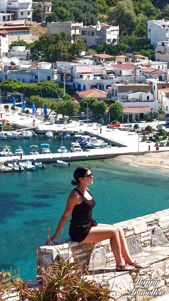 Η Ηλέκτρα με φόντο το λιμάνι των Φούρνων 