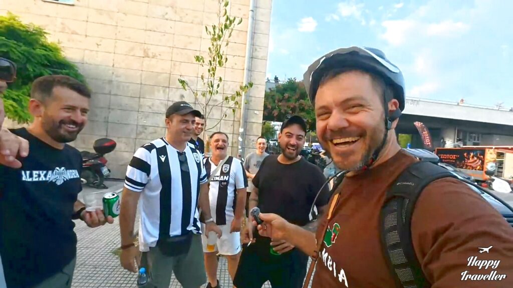 Ο Ευτύχης με φίλαθλους του ΠΑΟΚ εξω από το στάδιο