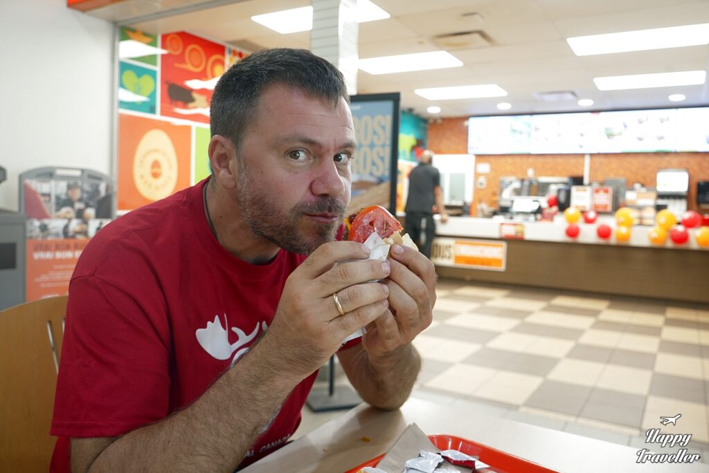 Ο Ευτύχης τρώει στο γνωστό fast food A&W. 