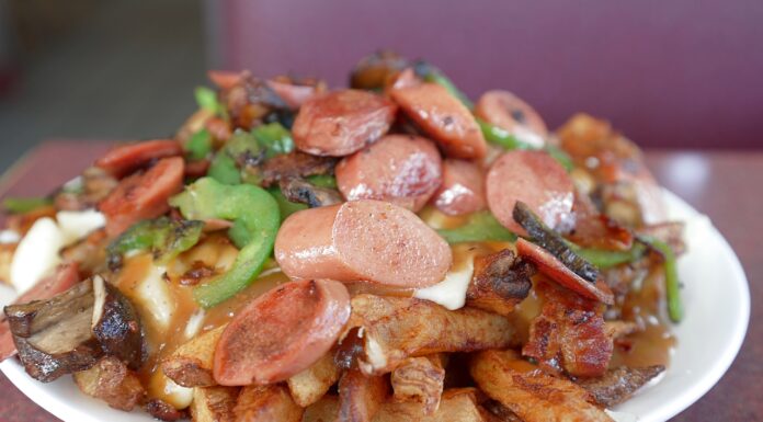 Η παραδοσιακή και πεντανόστιμη πουτίν του Καναδά