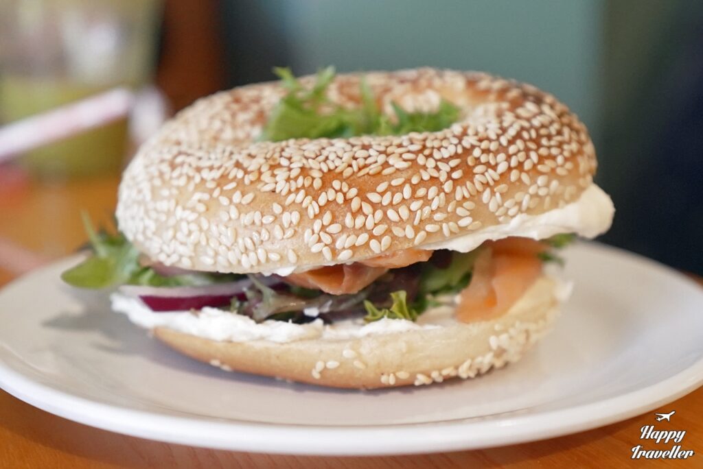 Φρεσκοψημένο Montreal bagel σερβιρισμένο σε τραπέζι εστιατορίου στο Μόντρεαλ, Καναδάς.