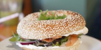 Φρεσκοψημένο Montreal bagel σερβιρισμένο σε τραπέζι εστιατορίου στο Μόντρεαλ, Καναδάς.