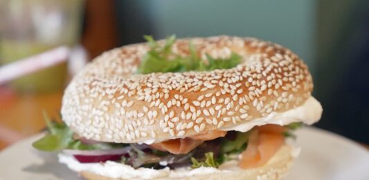 Φρεσκοψημένο Montreal bagel σερβιρισμένο σε τραπέζι εστιατορίου στο Μόντρεαλ, Καναδάς.