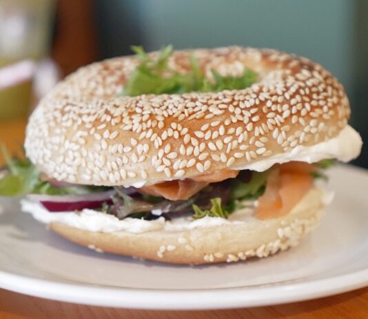 Φρεσκοψημένο Montreal bagel σερβιρισμένο σε τραπέζι εστιατορίου στο Μόντρεαλ, Καναδάς.