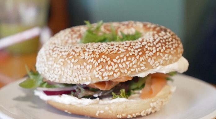 Που πήγαμε για φαγητό στον Καναδά Φρεσκοψημένο Montreal bagel σερβιρισμένο σε τραπέζι εστιατορίου στο Μόντρεαλ, Καναδάς.