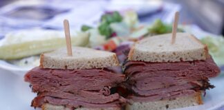 Σάντουιτς Montreal Smoked Meat σερβιρισμένο σε εστιατόριο στο Μόντρεαλ, Καναδάς.