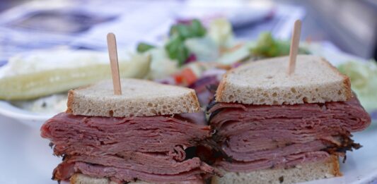 Σάντουιτς Montreal Smoked Meat σερβιρισμένο σε εστιατόριο στο Μόντρεαλ, Καναδάς.