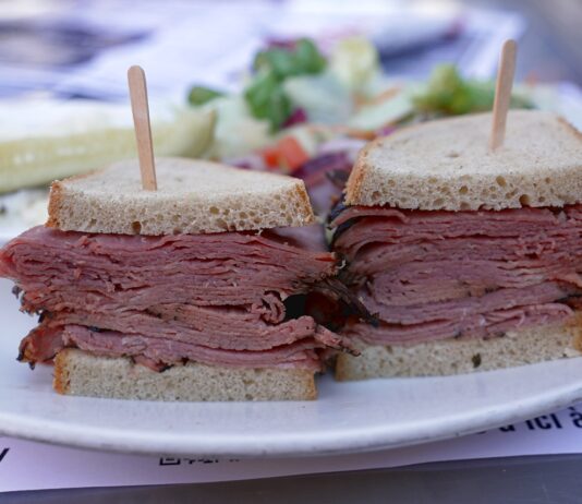 Σάντουιτς Montreal Smoked Meat σερβιρισμένο σε εστιατόριο στο Μόντρεαλ, Καναδάς.