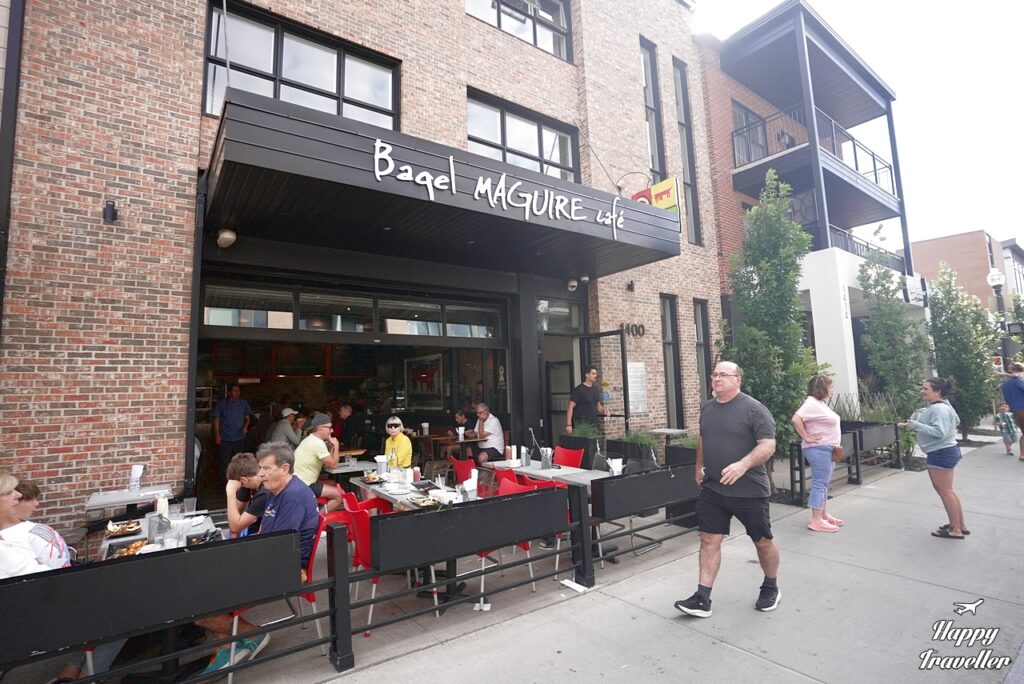 Εξωτερική όψη του Maguire Bagel Café στο Μόντρεαλ, ένα φιλόξενο café γνωστό για τα φρέσκα bagels του.