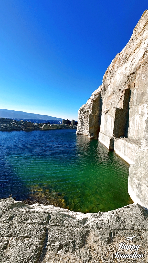 Παλιό λατομείο στον Κούμελα, Τήνος, με βραχώδες τοπίο 

