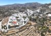 Τα 10 καλύτερα χωριά στην Τήνο Aerial view of Pyrgos village in Tinos, Greece, showing traditional Cycladic architecture and the central square surrounded by white houses.