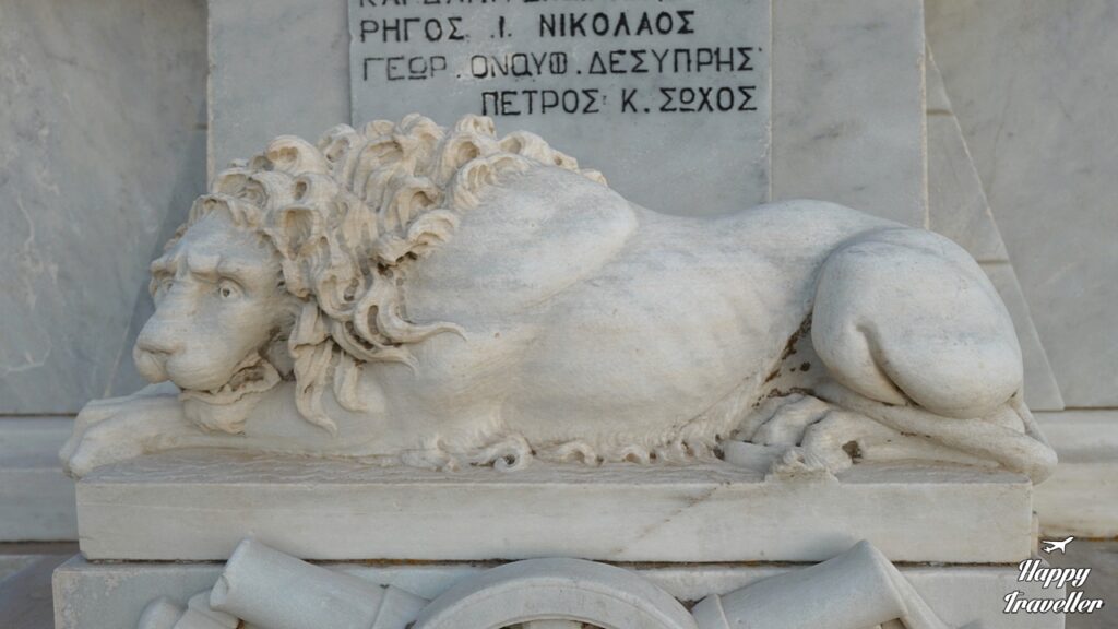 Στο μνημείο του χωριού (στην είσοδο) υπάρχει ένα μαρμάρινο λιοντάρι