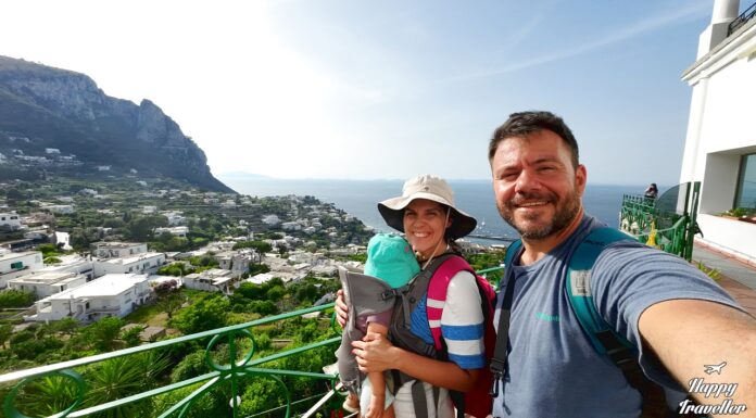 ΚΑΠΡΙ: Ο πιο πλήρης ταξιδιωτικός οδηγός Ευτύχης και Ηλέκτρα στο Κάπρι, με φόντο τη θάλασσα και τα βράχια της Ακτής Αμάλφι στην Ιταλία