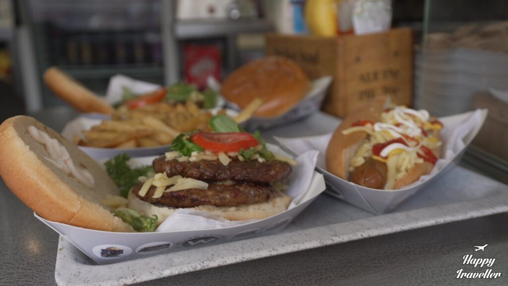 Street food λεωφορείο στο Λίβερπουλ σερβίρει χειροποίητα burgers με τυρί και φρέσκα υλικά.