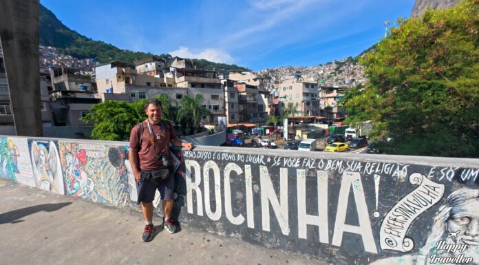 Ροσίνια: Πήγαμε στη μεγαλύτερη φαβέλα της Βραζιλίας Ο Ευτύχης Μπλέτσας μπροστά σε graffiti με τη λέξη Rocinha στη μεγαλύτερη φαβέλα του Ρίο ντε Τζανέιρο, Βραζιλία