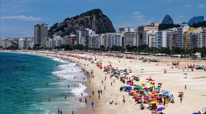 Πήγαμε στην Κοπακαμπάνα του Ρίο Ντε Τζανέιρο Η πανέμορφη παραλία Κόπαμπάνα του Ρίο Ντε Τζανέριο της Βραζιλίας