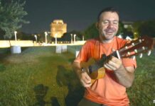 Ο Ευτύχης στο λαιβ έπαιξε και κιθάρα