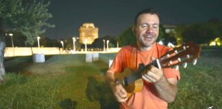 Ο Ευτύχης στο λαιβ έπαιξε και κιθάρα