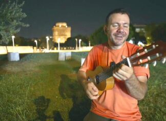 Ο Ευτύχης στο λαιβ έπαιξε και κιθάρα