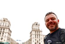 Ο Ευτύχης στο Μινσκ, μπροστά σε αξιοθέατο της Λευκορωσίας κατά τη διάρκεια ταξιδιού