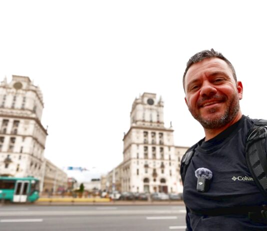 Ο Ευτύχης στο Μινσκ, μπροστά σε αξιοθέατο της Λευκορωσίας κατά τη διάρκεια ταξιδιού