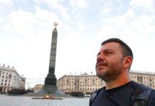 Ο Ευτύχης στο Μινσκ, μπροστά σε αξιοθέατο της Λευκορωσίας κατά τη διάρκεια ταξιδιού