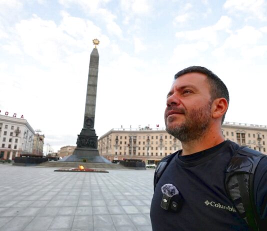 Ο Ευτύχης στο Μινσκ, μπροστά σε αξιοθέατο της Λευκορωσίας κατά τη διάρκεια ταξιδιού