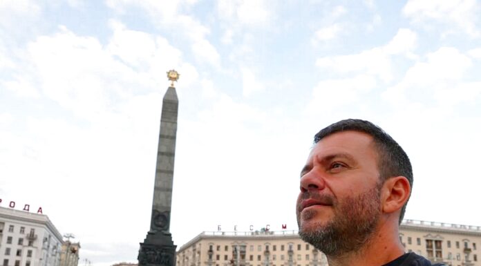 ΜΙΝΣΚ: Τα 10 αξιοθέτατα που πρέπει να επισκεφθείς Ο Ευτύχης στο Μινσκ, μπροστά σε αξιοθέατο της Λευκορωσίας κατά τη διάρκεια ταξιδιού