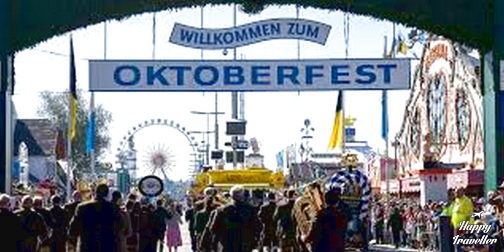 Μεγάλη σκηνή μπύρας στο Oktoberfest με κόσμο και ζωντανή μουσική στο Μόναχο
