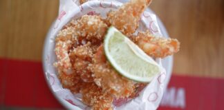 Παράδειγμα βραζιλιάνικης κουζίνας στο Ρίο ντε Τζανέιρο, με παραδοσιακό πιάτο και συνοδευτικά.