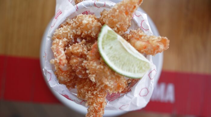 Τα 10 παραδοσιακά πιάτα που πρέπει να δοκιμάσεις στο ΡΙΟ ΝΤΕ ΤΖΑΝΕΙΡΟ Παράδειγμα βραζιλιάνικης κουζίνας στο Ρίο ντε Τζανέιρο, με παραδοσιακό πιάτο και συνοδευτικά.