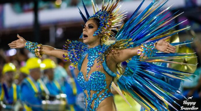 ΣΑΜΠΑΡΔΟΜΙΟ: Η καρδιά του καρναβαλιού του Ρίο Γυναίκα με εντυπωσιακό πολύχρωμο κοστούμι χορεύει σάμπα στο Καρναβάλι του Ρίο ντε Τζανέιρο.