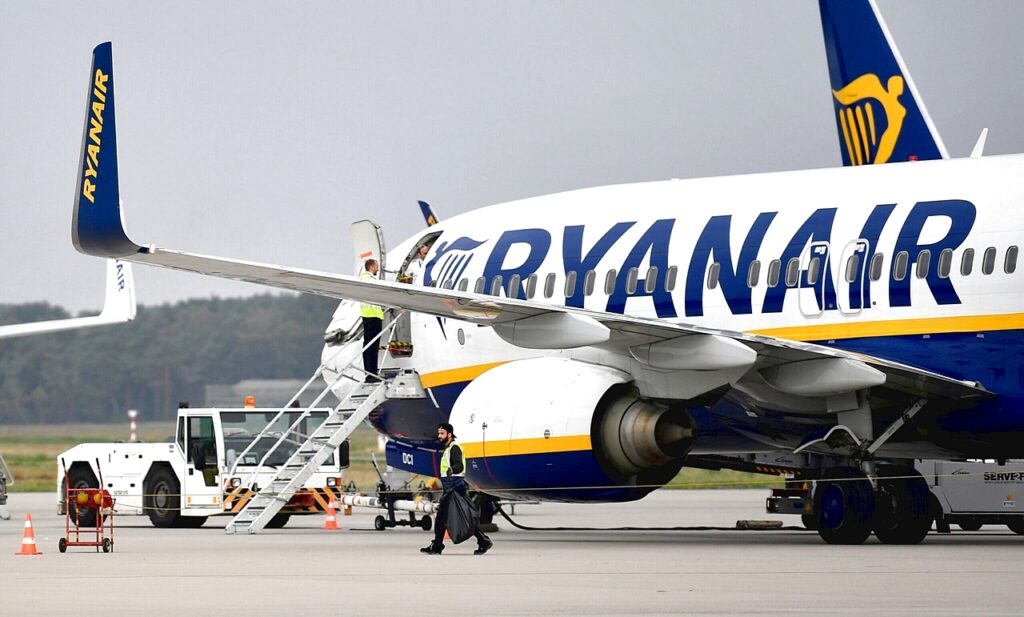 Σκηνές αλλοφροσύνης σε πτήση της Ryanair: Έτρωγαν και κατέστρεφαν τα διαβατήριά τους