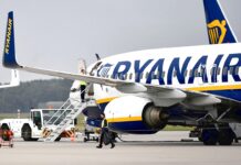 Σκηνές αλλοφροσύνης σε πτήση της Ryanair: Έτρωγαν και κατέστρεφαν τα διαβατήριά τους