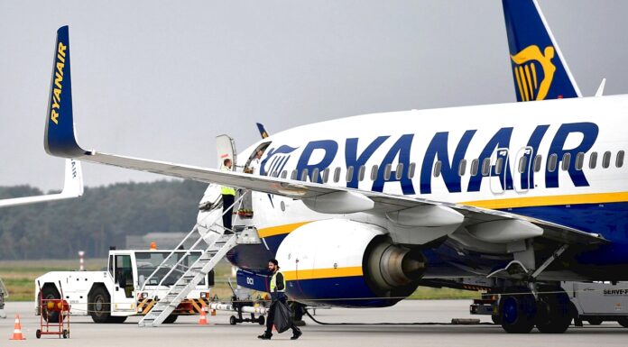 Σκηνές αλλοφροσύνης σε πτήση της Ryanair: Έτρωγαν και κατέστρεφαν τα διαβατήριά τους