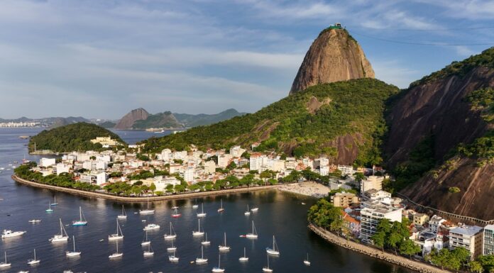 Top 10 αξιοθέατα στο Ρίο ντε Τζανέιρο Ο εντυπωσιακός λόφος Ζαχαρόψωμο ή αλλιώς Sugar Loaf του Ρίο Ντε Τζανέιρο της Βραζιλίας