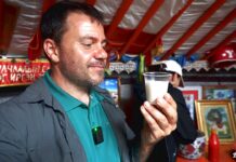 Δοκιμάσαμε αποξηραμένο γάλα και κουμίς: Οι αρχαίες διατροφικές παραδόσεις της Μογγολίας Ο Ευτύχης δοκιμάζει κουμίς, δηλαδή ζυμωμένο γάλα φοράδας