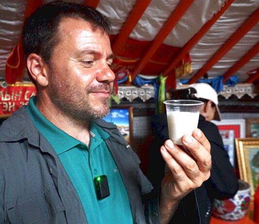 Δοκιμάσαμε αποξηραμένο γάλα και κουμίς: Οι αρχαίες διατροφικές παραδόσεις της Μογγολίας Ο Ευτύχης δοκιμάζει κουμίς, δηλαδή ζυμωμένο γάλα φοράδας