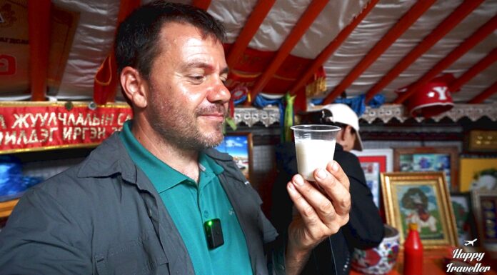 Ο Ευτύχης δοκιμάζει κουμίς, δηλαδή ζυμωμένο γάλα φοράδας