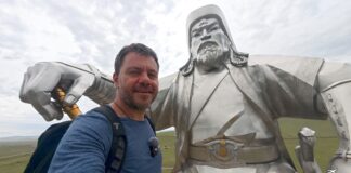 O Ευτύχης με το μεγαλύτερο έφιππο άγαλμα του κόσμου , τον Τζένγκις Χαν