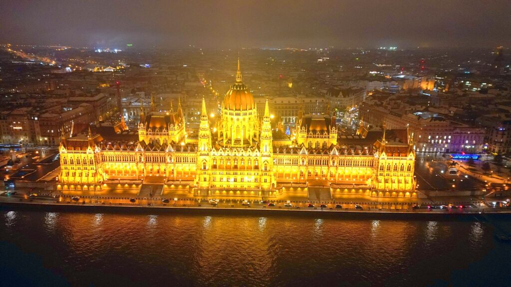 Η πόλη φωτίζεται από χιλιάδες λαμπιόνια, οι πλατείες της γεμίζουν με χριστουγεννιάτικες αγορές και τα αρώματα από ζεστό κρασί και γλυκά πλημμυρίζουν τον αέρα.