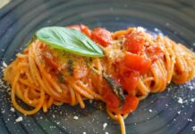 Τα 10 πράγματα που πρέπει να φας στη Νάπολη: Πλήρης γαστρονομικός οδηγός (+ΒΙΝΤΕΟ) Γαστρονομικό ταξίδι στη Νάπολη! Μοναδική αυθεντική μακαρονάδα ναπολιτέν