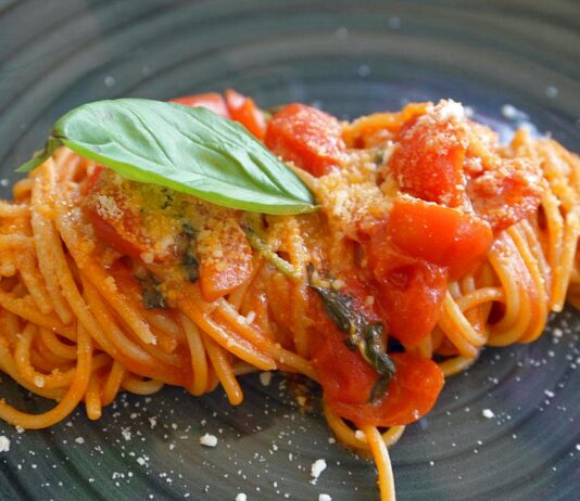 Τα 10 πράγματα που πρέπει να φας στη Νάπολη: Πλήρης γαστρονομικός οδηγός (+ΒΙΝΤΕΟ) Γαστρονομικό ταξίδι στη Νάπολη! Μοναδική αυθεντική μακαρονάδα ναπολιτέν