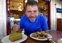 ΑΙΑΚΕΙΟΝ: Το πιο γλυκό σημείο της Αίγινας Ο Ευτύχης στο Αιάκειον δοκιμάζει τα νόστιμα γλυκά τους