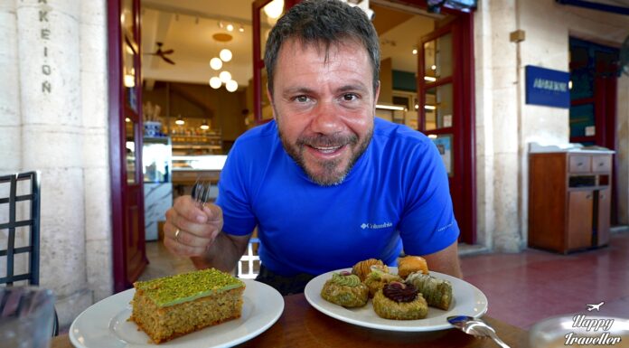 ΑΙΑΚΕΙΟΝ: Το πιο γλυκό σημείο της Αίγινας Ο Ευτύχης στο Αιάκειον δοκιμάζει τα νόστιμα γλυκά τους