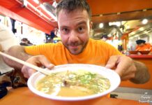 Τα 10 παραδοσιακά πιάτα της Ιαπωνίας που πρέπει να δοκιμάσεις (ΒΙΝΤΕΟ) Ο Ευτύχης Μπλέτσας κρατάει ένα μπολ με ζεστή ιαπωνική σούπα ράμεν, χαμογελώντας μπροστά στην κάμερα.