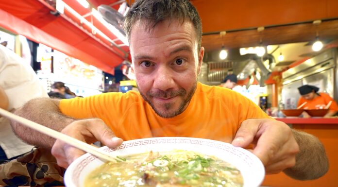 Τα 10 παραδοσιακά πιάτα της Ιαπωνίας που πρέπει να δοκιμάσεις (ΒΙΝΤΕΟ) Ο Ευτύχης Μπλέτσας κρατάει ένα μπολ με ζεστή ιαπωνική σούπα ράμεν, χαμογελώντας μπροστά στην κάμερα.