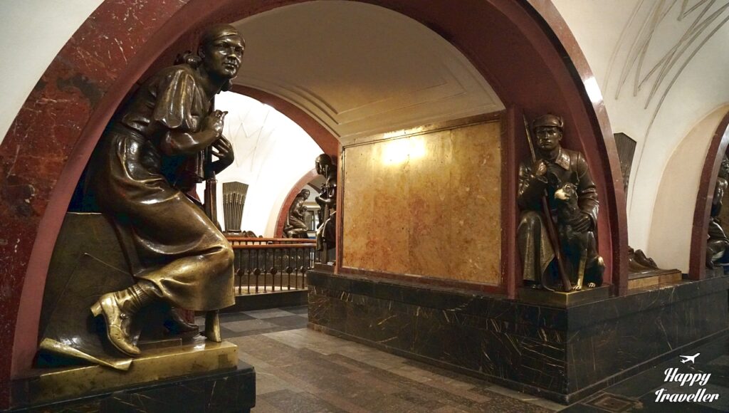 Ο σταθμός Ploshchad Revolyutsii με τα μπρούντζινα αγάλματά του