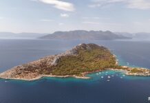 ΝΗΣΑΚΙ ΜΟΝΗ ΑΙΓΙΝΑΣ: Γαλάζια νερά, ελάφια & ηρεμία Το νησάκι Μονή πανοραμικά